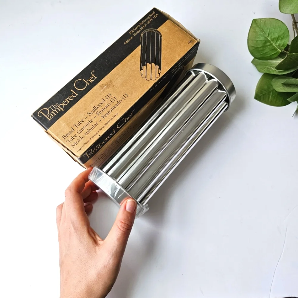 NEW The Pampered Chef Bread Tube Scalloped, Illinois USA Made in Taiwan